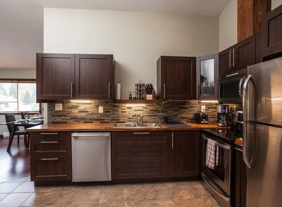 The Best 2 Bedrooms Suite In Revelstoke! المظهر الخارجي الصورة