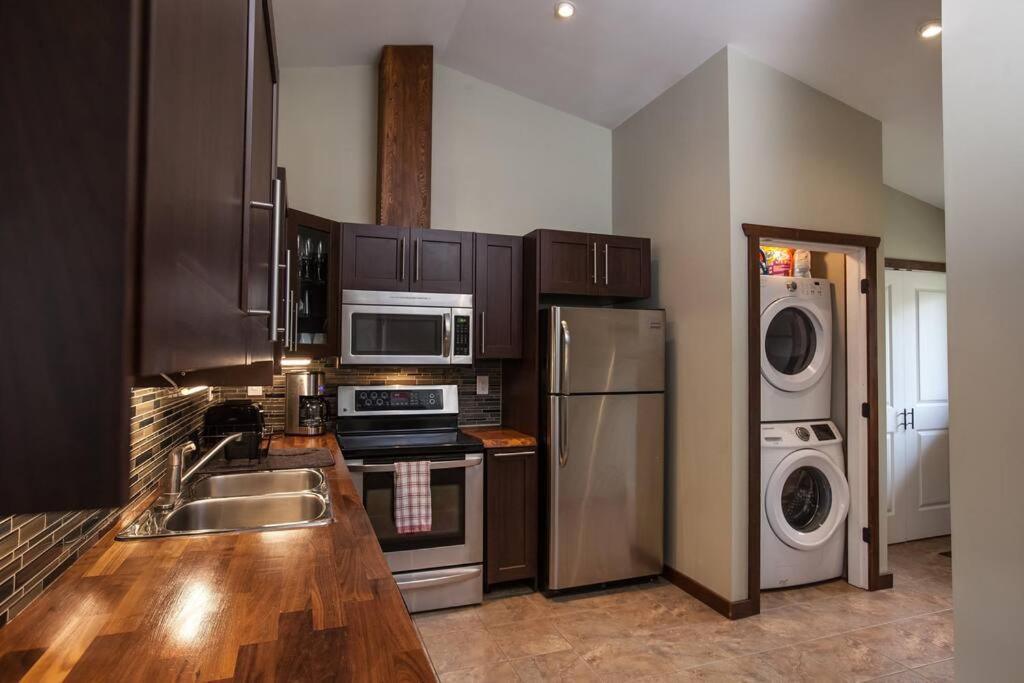 The Best 2 Bedrooms Suite In Revelstoke! المظهر الخارجي الصورة